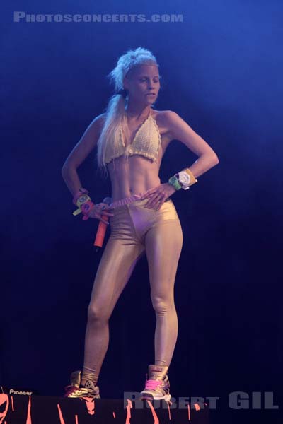 DIE ANTWOORD - 2013-06-29 - EVREUX - Hippodrome Evreux Normandie - Anri du Toit [Yolandi Visser]